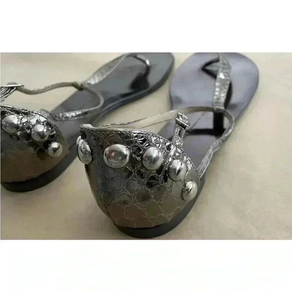 🆕Giuseppe Zanotti Silver Faux Snake Leather Studded T Strap Sandals Size 39 - Picture 4 of 7